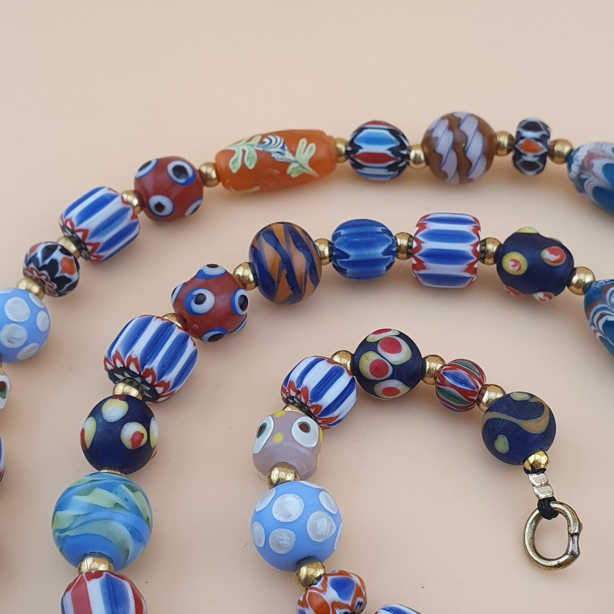 Collier en perles de verre mélangées de style vénitien vintage