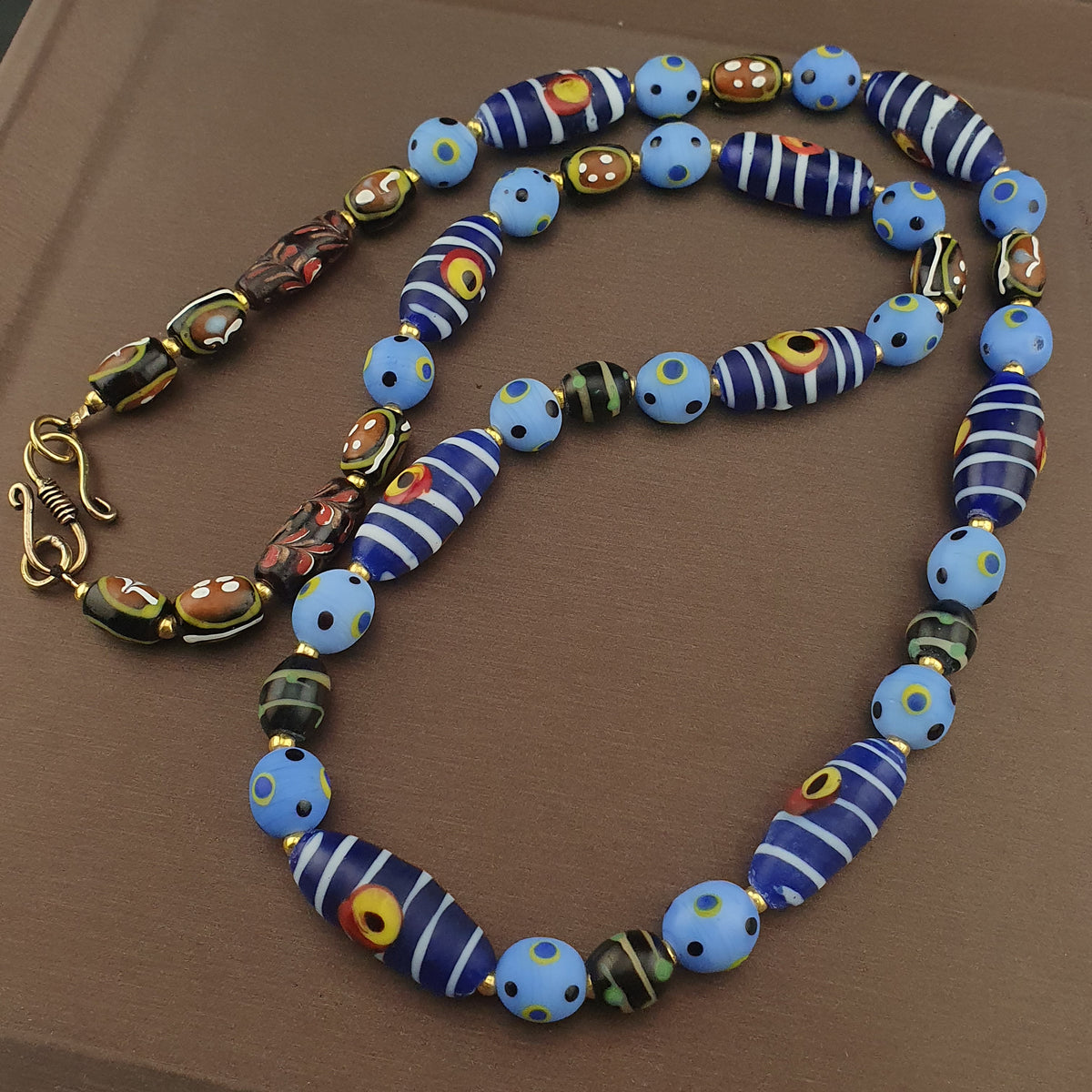 Collier vintage à perles en verre de style vénitien avec yeux et points