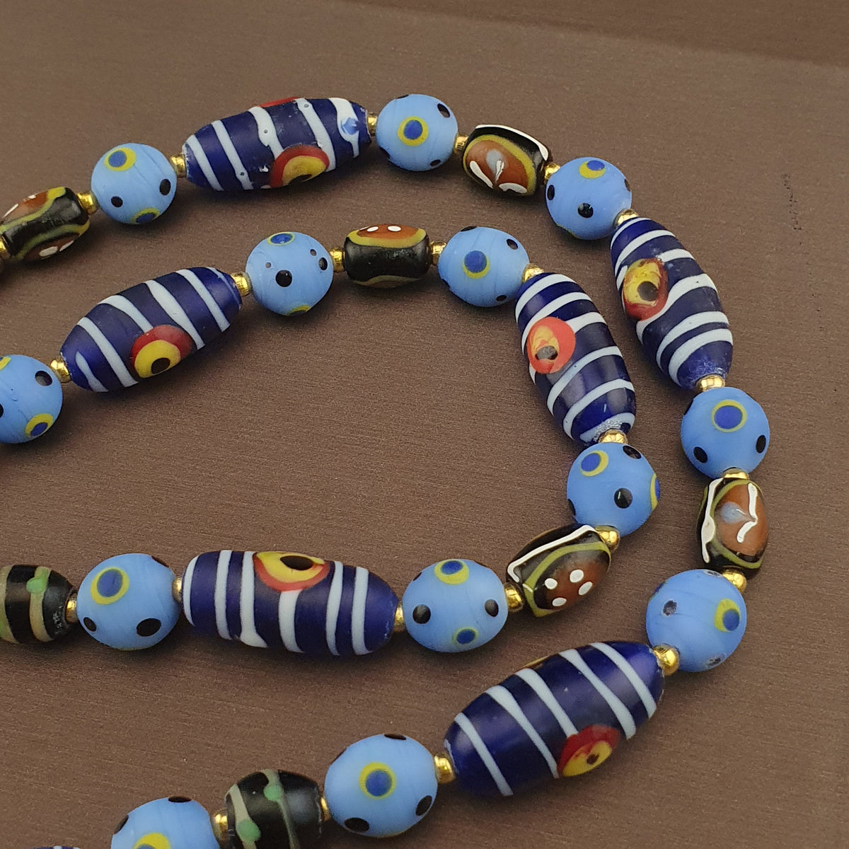 Collier vintage à perles en verre de style vénitien avec yeux et points
