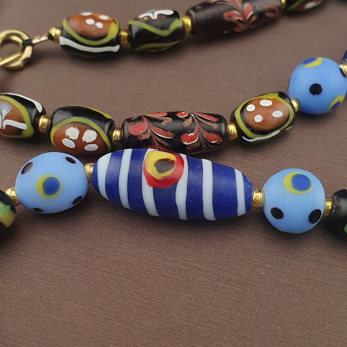 Collier vintage à perles en verre de style vénitien avec yeux et points