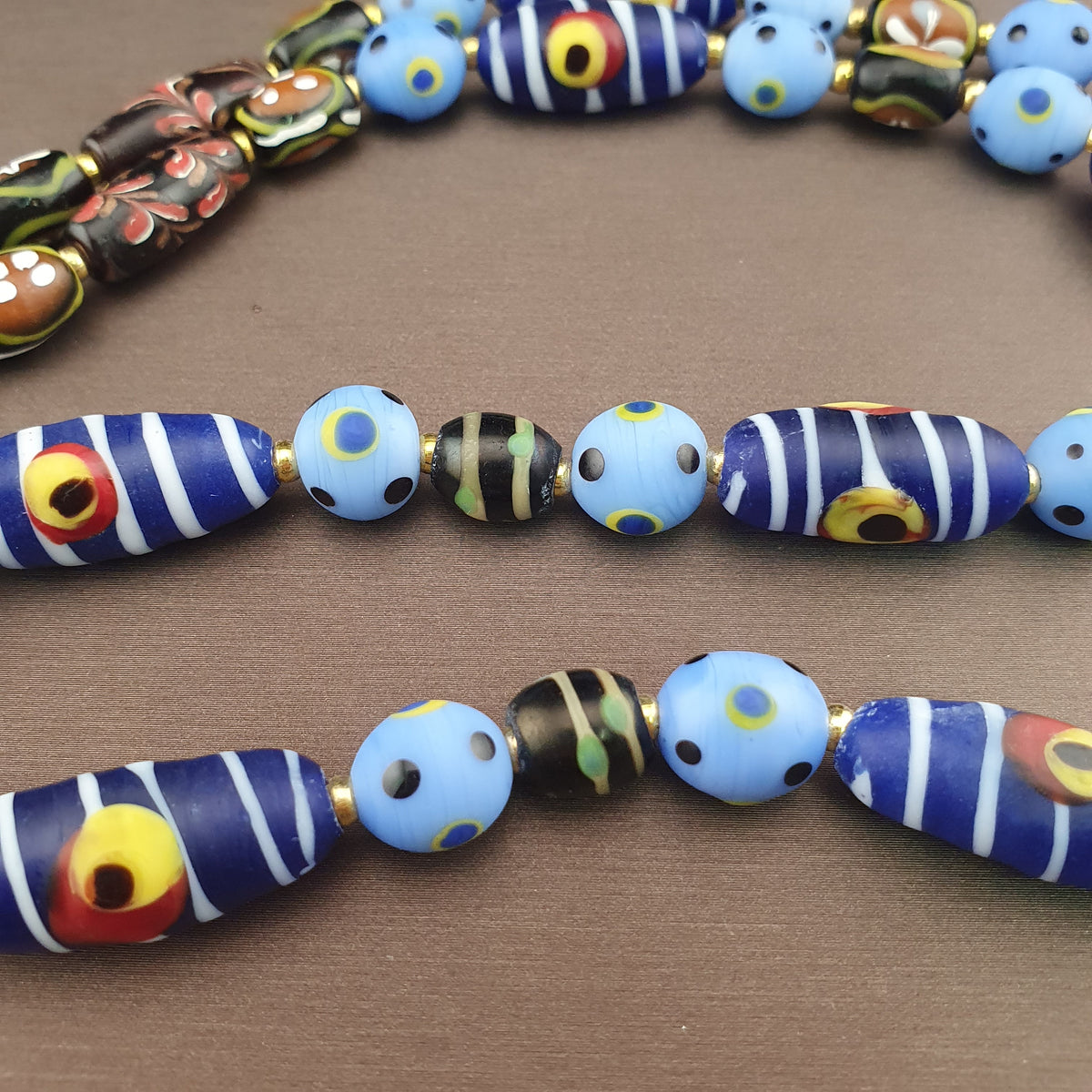Collier vintage à perles en verre de style vénitien avec yeux et points