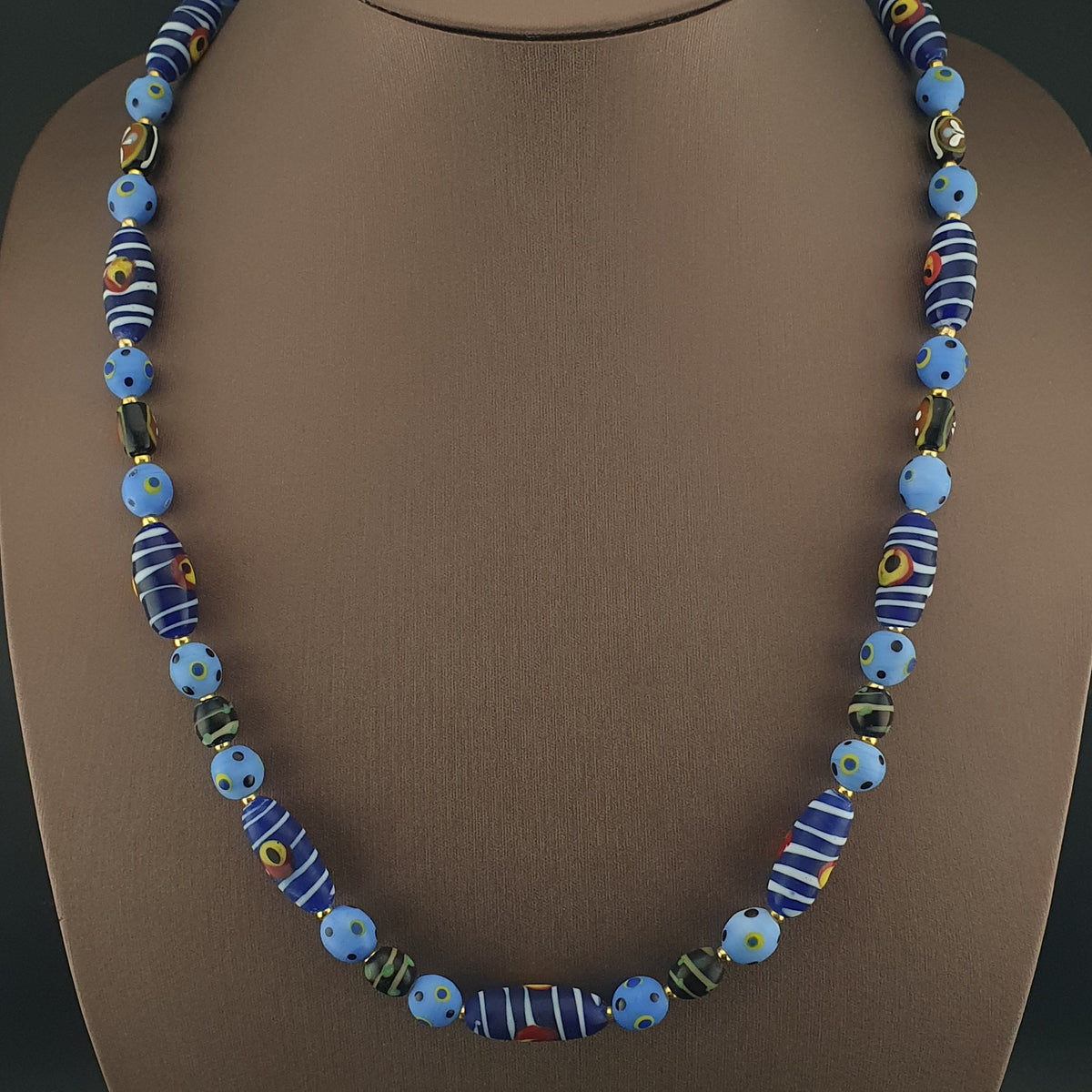 Collier vintage à perles en verre de style vénitien avec yeux et points