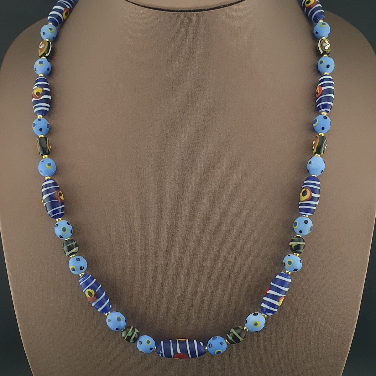 Collier vintage à perles en verre de style vénitien avec yeux et points