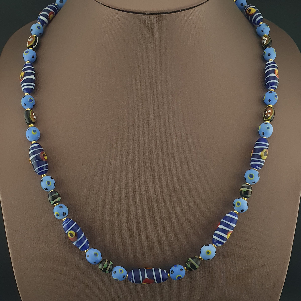 Collier vintage à perles en verre de style vénitien avec yeux et points