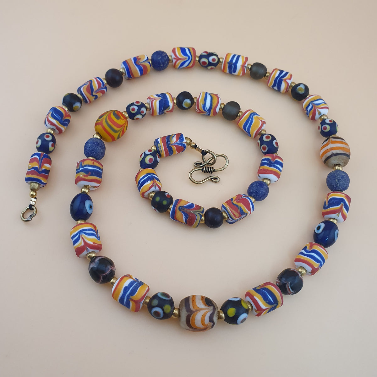 Collier ancien style vénitien avec plumes et perles de verre mélangées