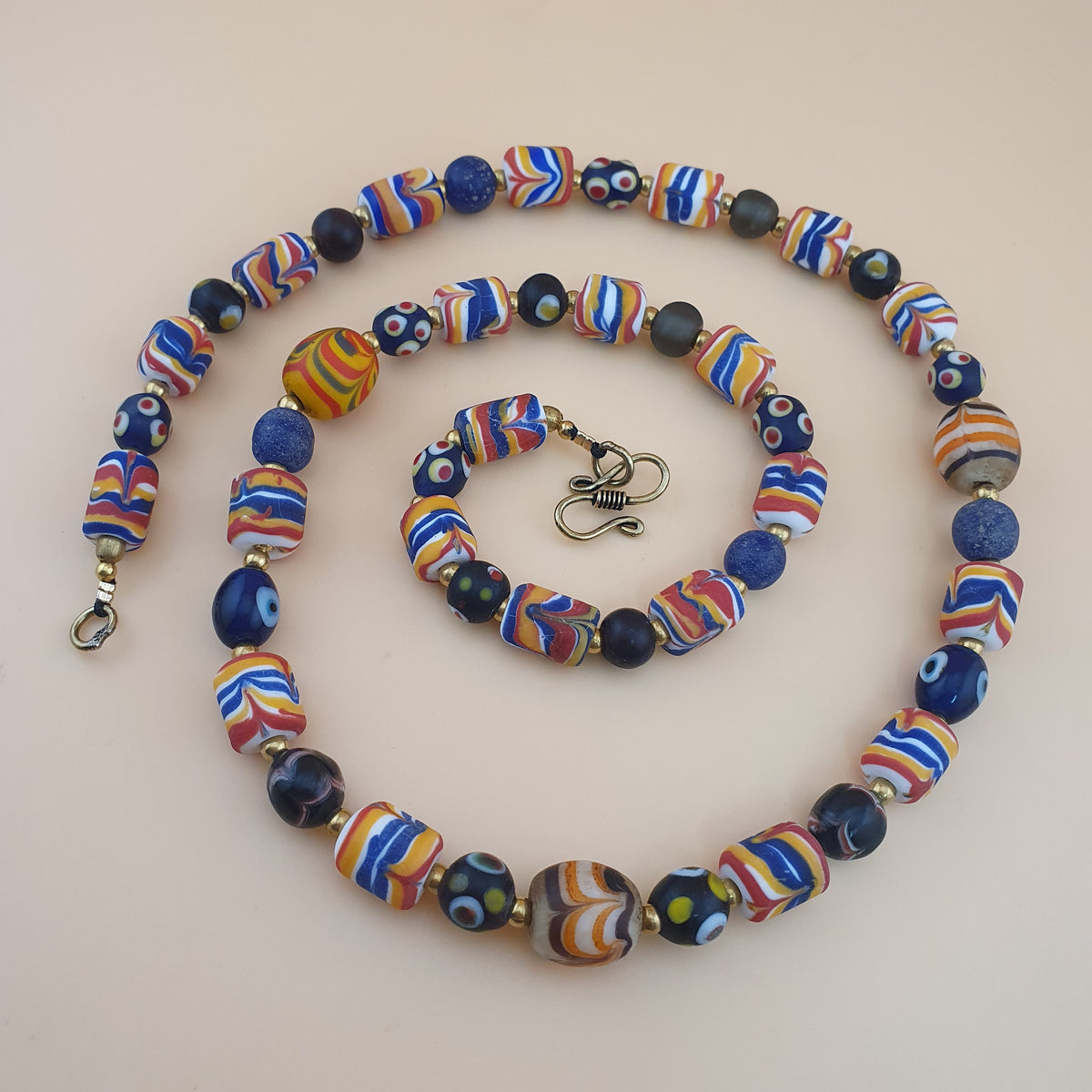 Collier ancien style vénitien avec plumes et perles de verre mélangées