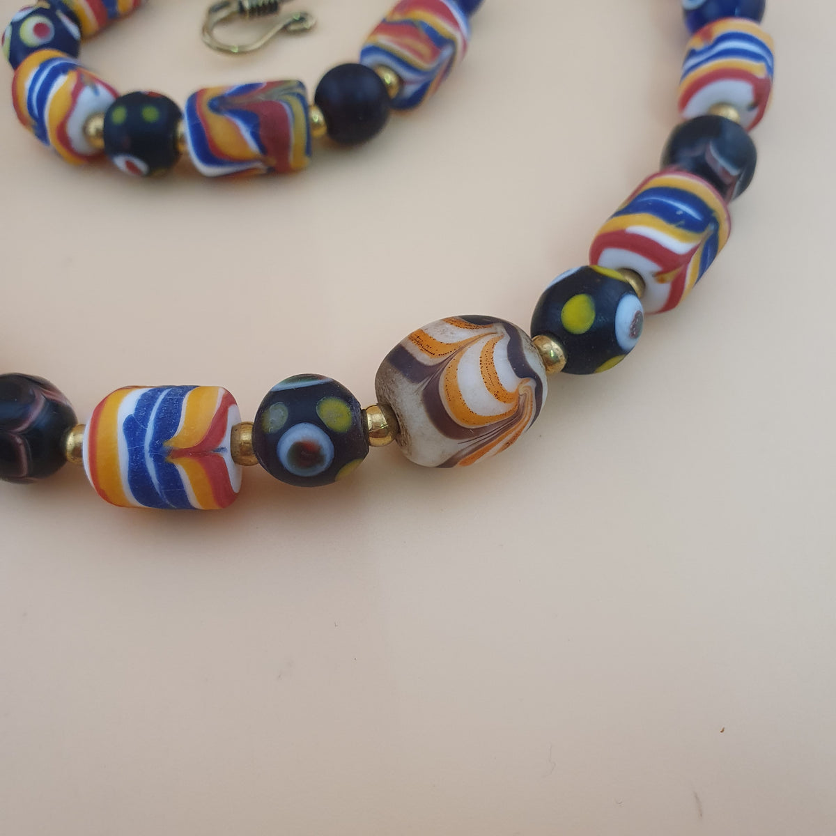 Collier ancien style vénitien avec plumes et perles de verre mélangées