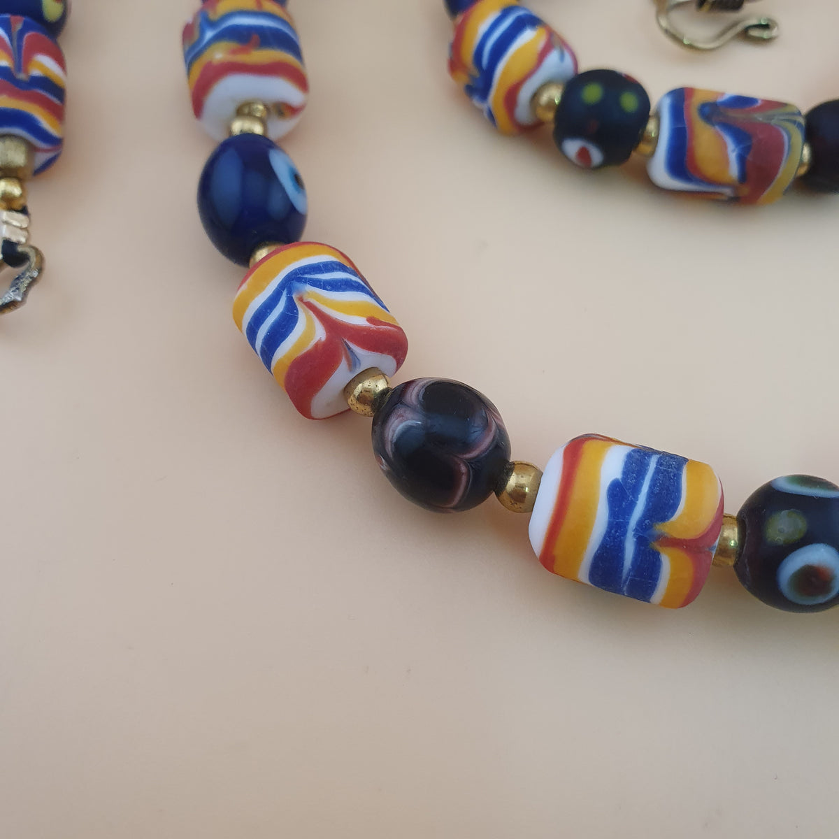 Collier ancien style vénitien avec plumes et perles de verre mélangées