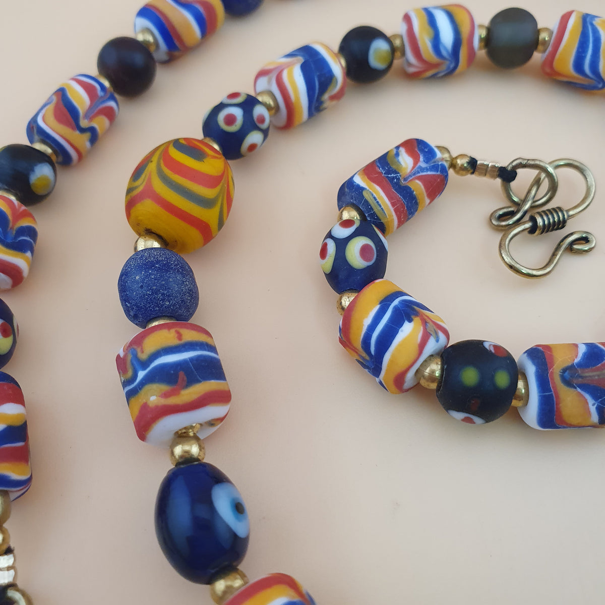 Collier ancien style vénitien avec plumes et perles de verre mélangées