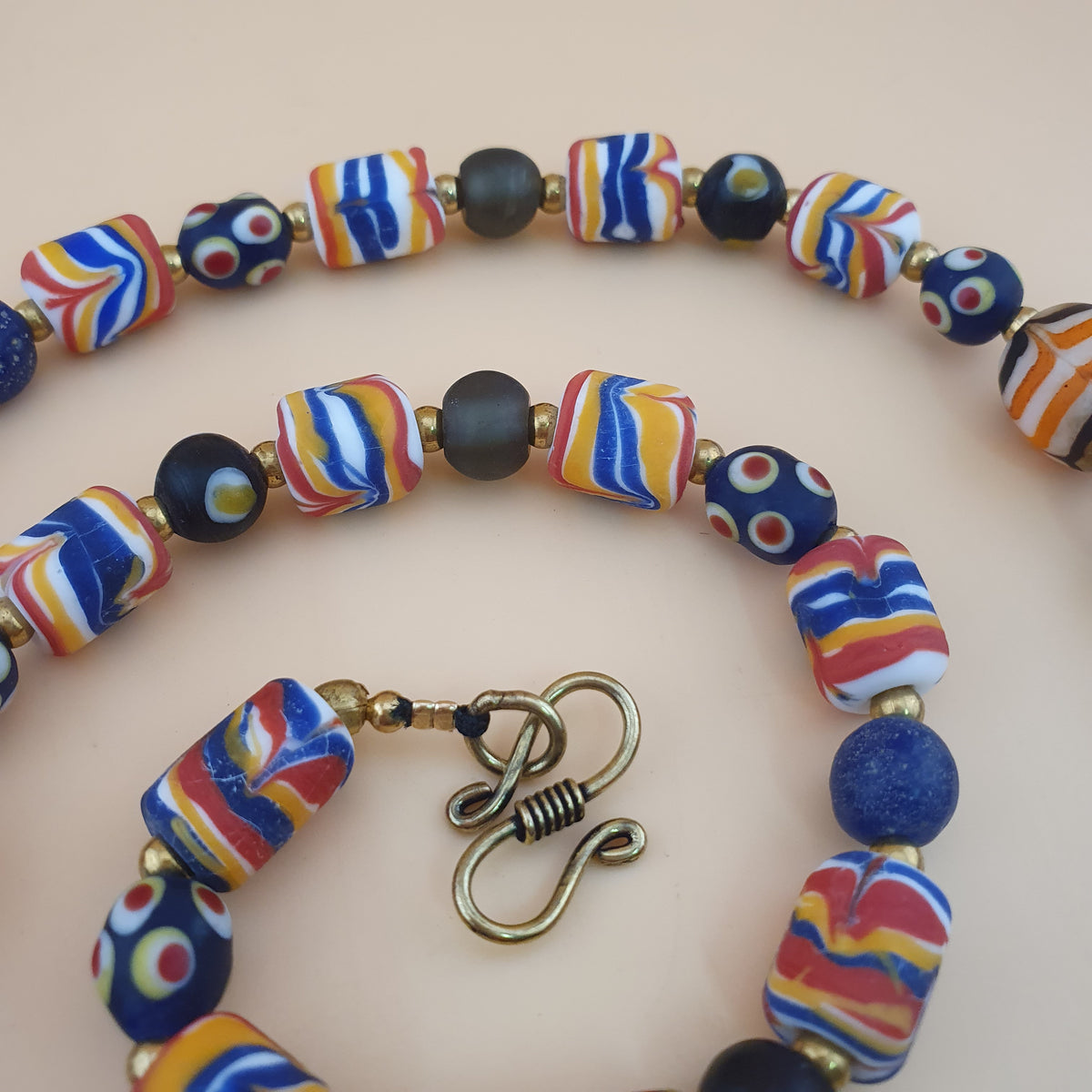 Collier ancien style vénitien avec plumes et perles de verre mélangées