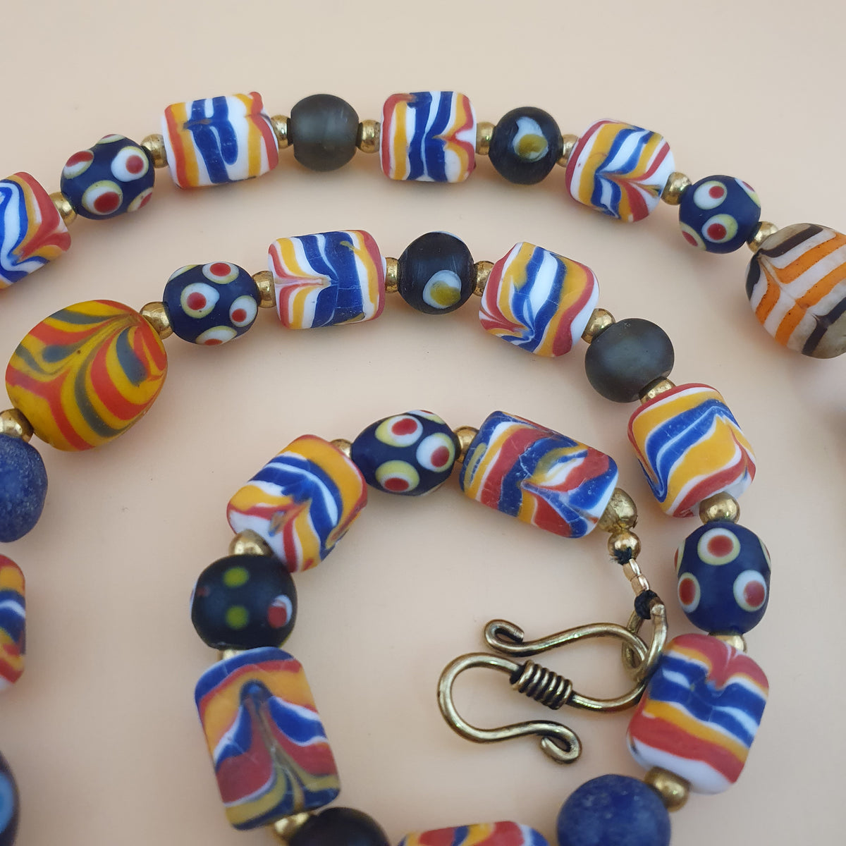 Collier ancien style vénitien avec plumes et perles de verre mélangées