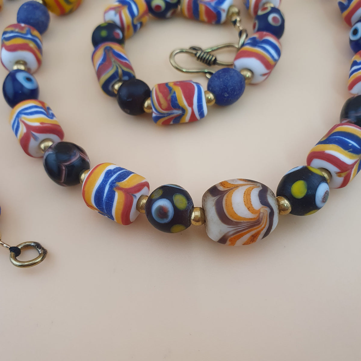 Collier ancien style vénitien avec plumes et perles de verre mélangées