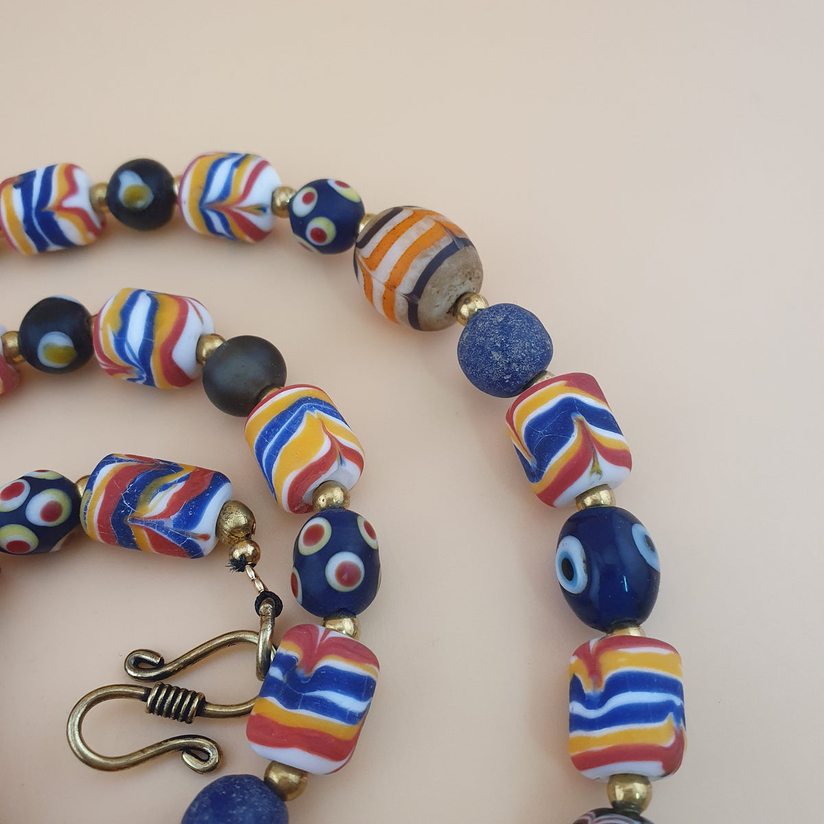 Collier ancien style vénitien avec plumes et perles de verre mélangées