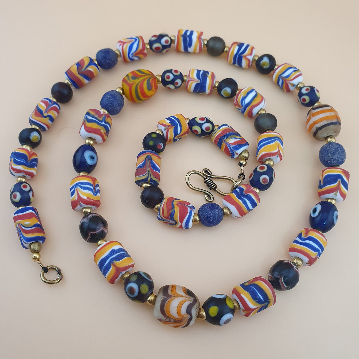 Collier ancien style vénitien avec plumes et perles de verre mélangées