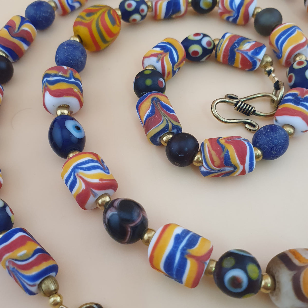Collier ancien style vénitien avec plumes et perles de verre mélangées