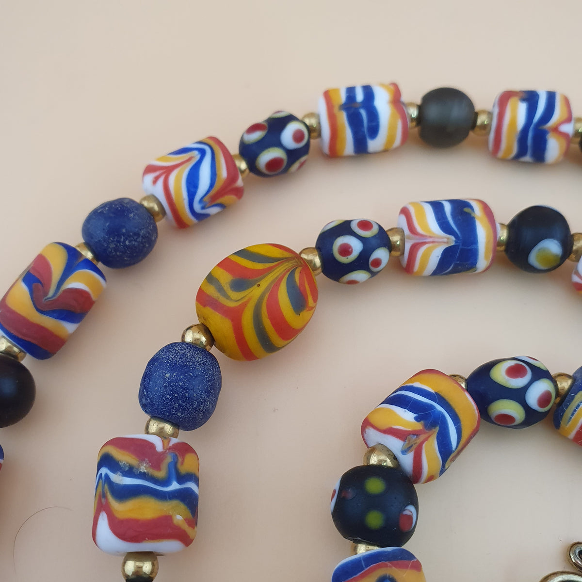 Collier ancien style vénitien avec plumes et perles de verre mélangées