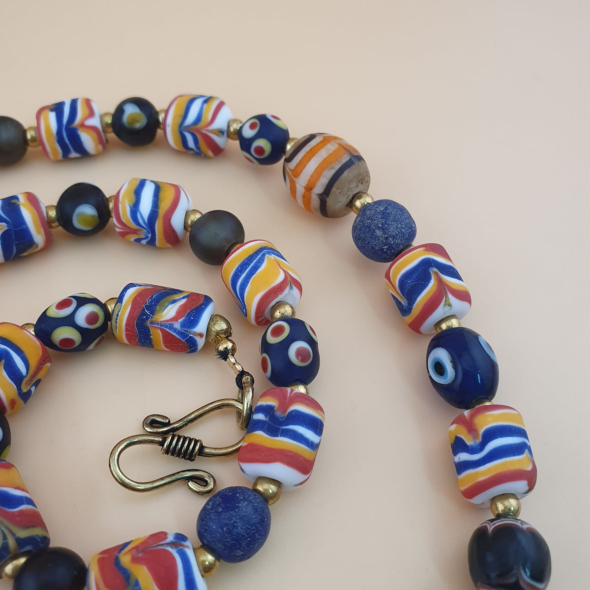 Collier ancien style vénitien avec plumes et perles de verre mélangées