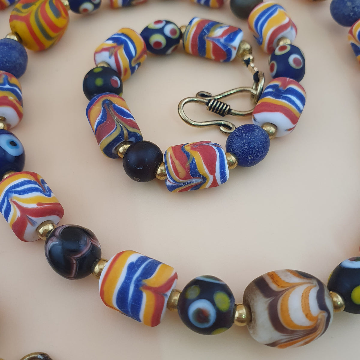 Collier ancien style vénitien avec plumes et perles de verre mélangées