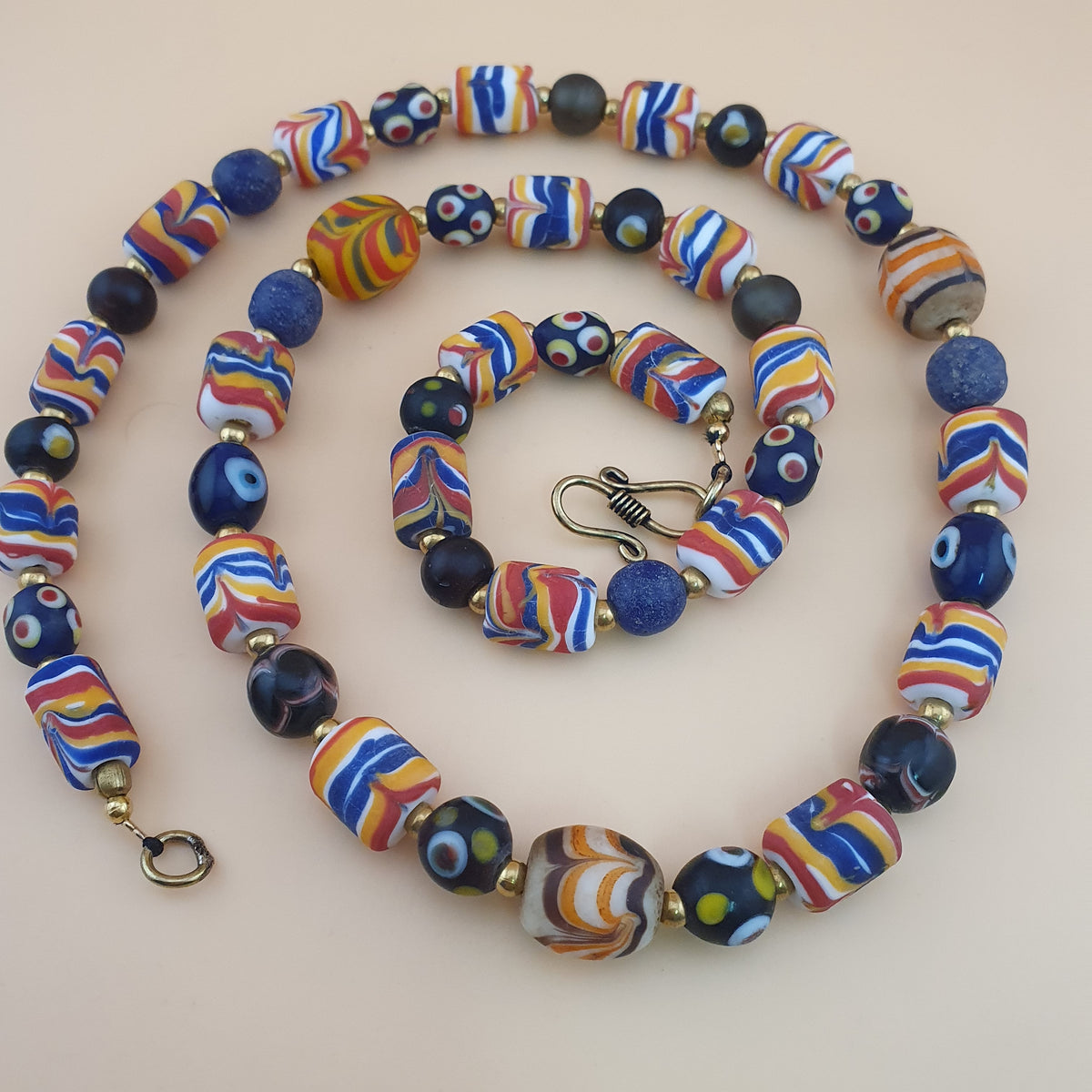 Collier ancien style vénitien avec plumes et perles de verre mélangées