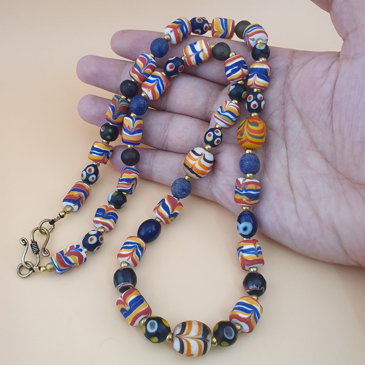 Collier ancien style vénitien avec plumes et perles de verre mélangées