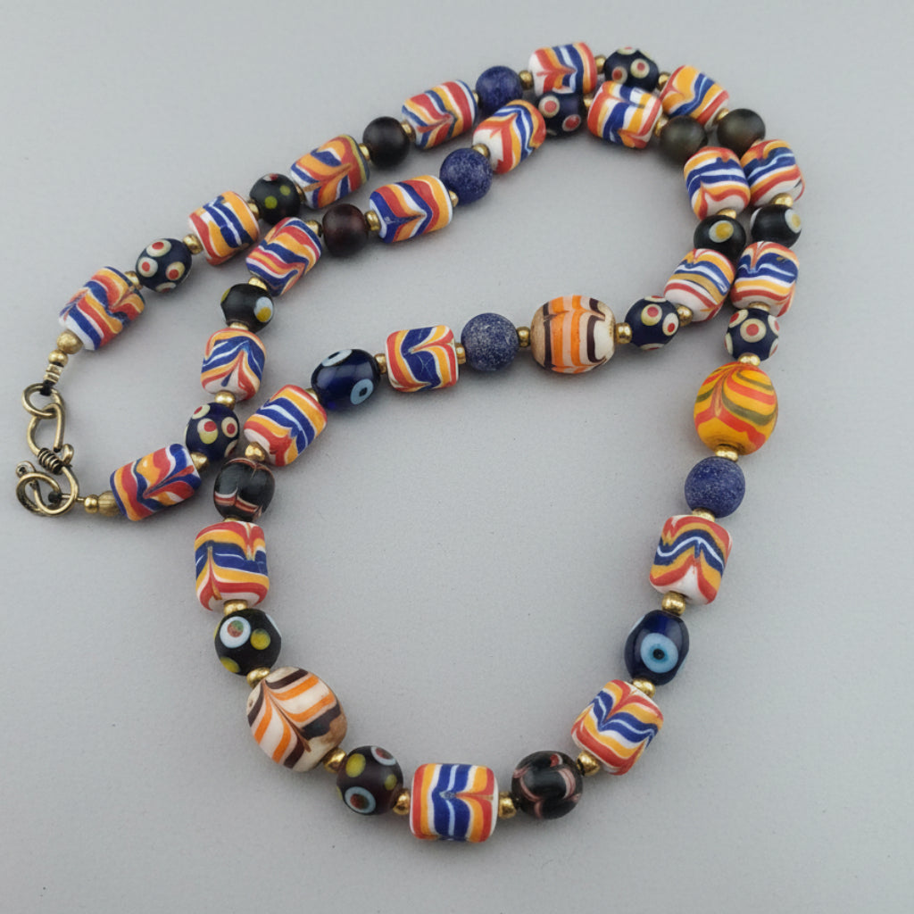 Collier ancien style vénitien avec plumes et perles de verre mélangées