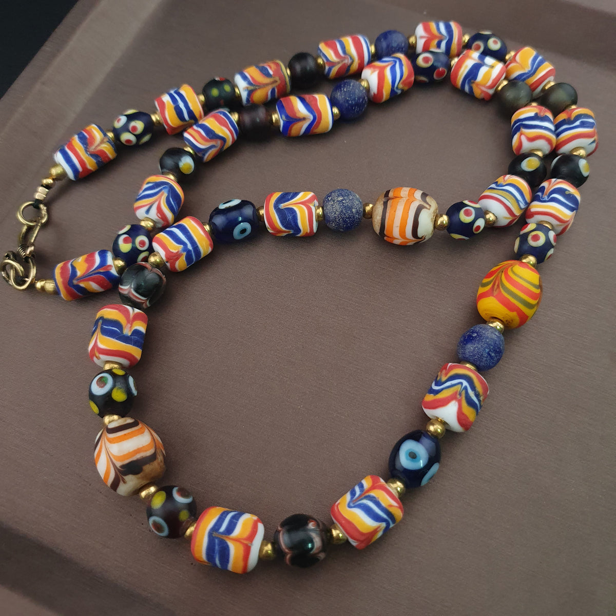 Collier ancien style vénitien avec plumes et perles de verre mélangées