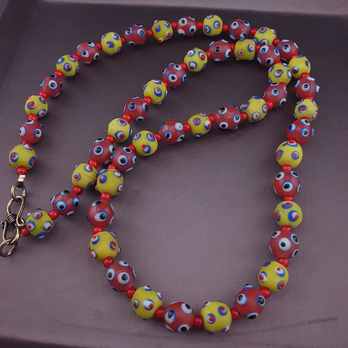 Collier de perles en verre de style vénitien antique, yeux de mouffette jaunes et rouges
