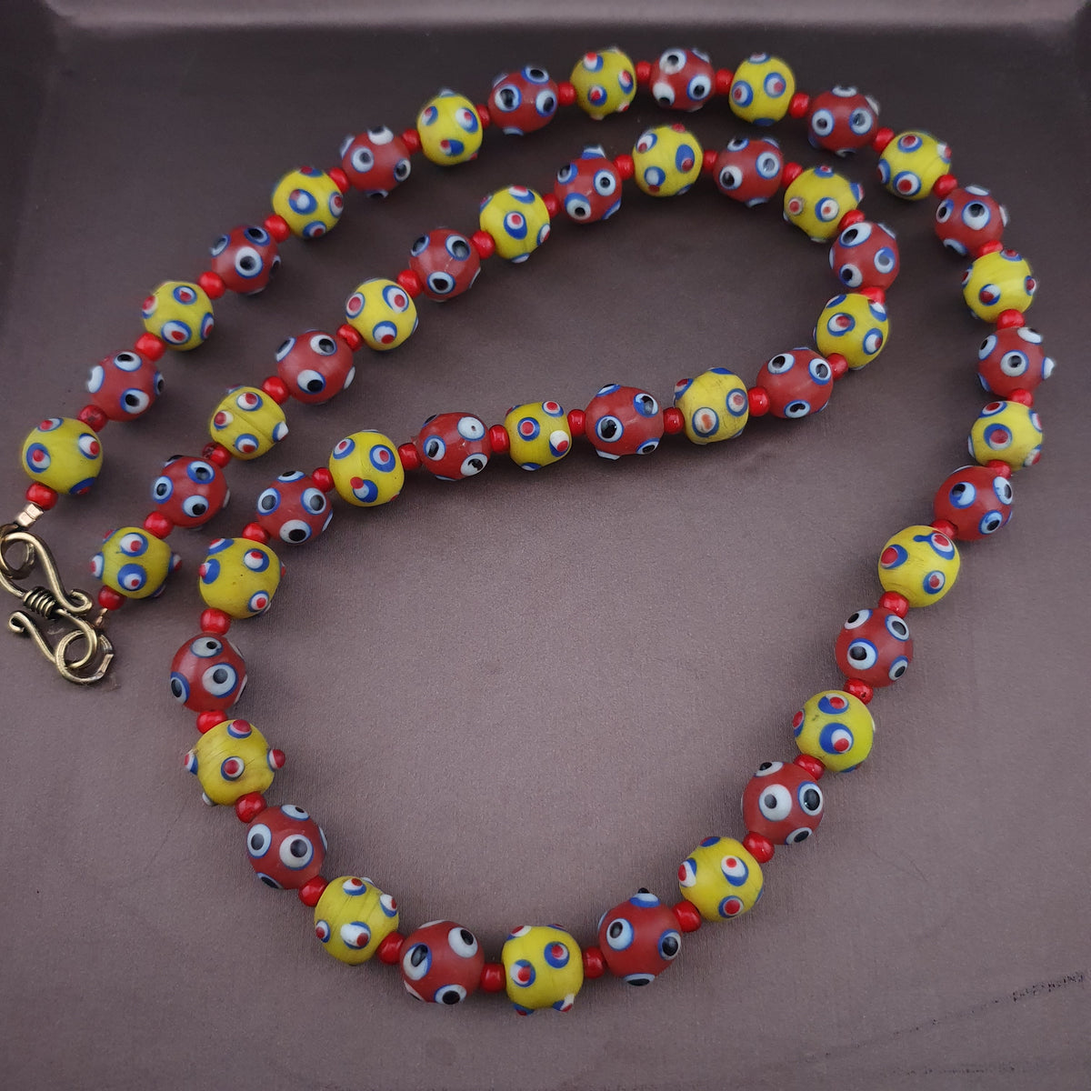 Collier de perles en verre de style vénitien antique, yeux de mouffette jaunes et rouges