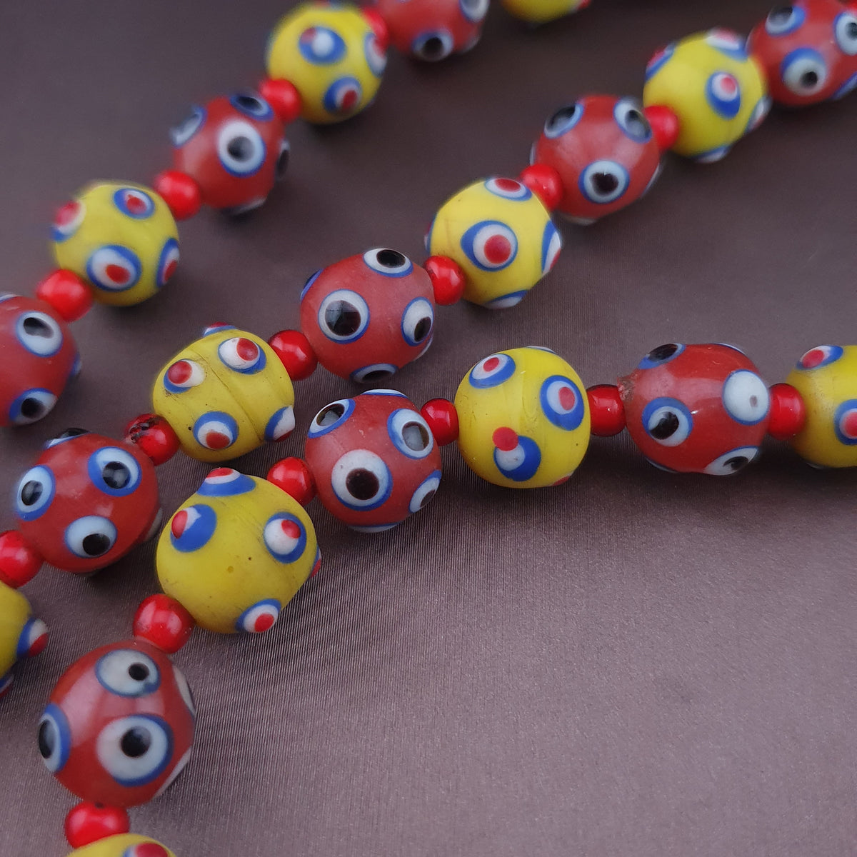 Collier de perles en verre de style vénitien antique, yeux de mouffette jaunes et rouges