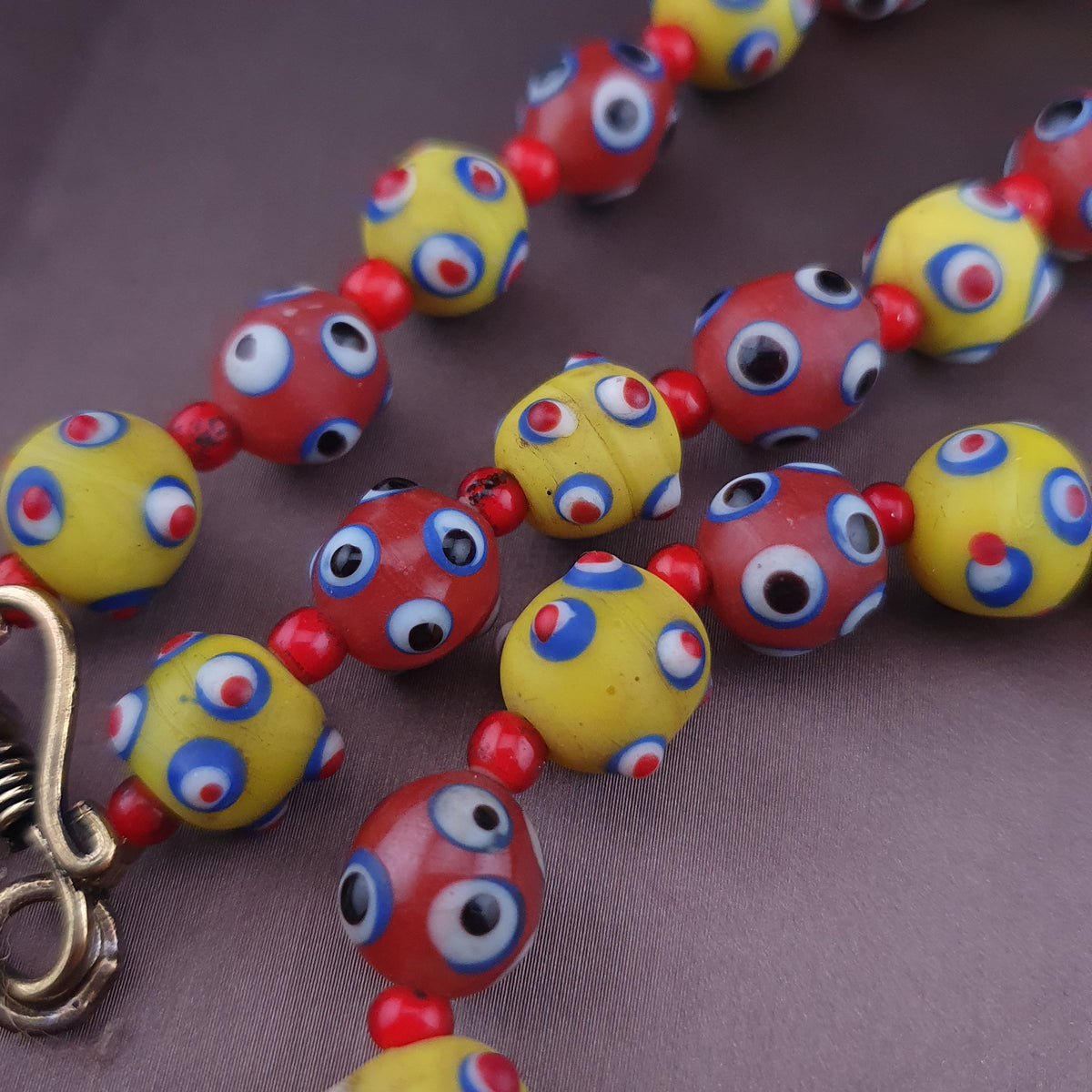 Collier de perles en verre de style vénitien antique, yeux de mouffette jaunes et rouges