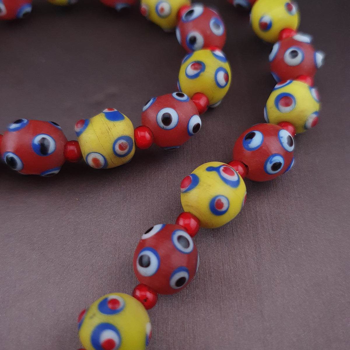 Collier de perles en verre de style vénitien antique, yeux de mouffette jaunes et rouges