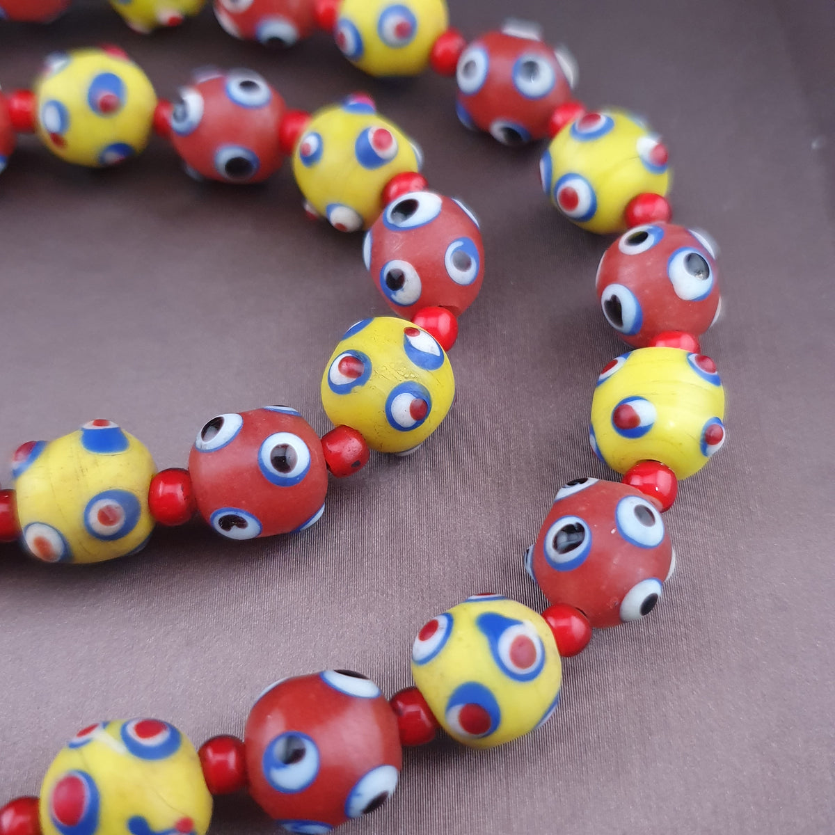 Collier de perles en verre de style vénitien antique, yeux de mouffette jaunes et rouges