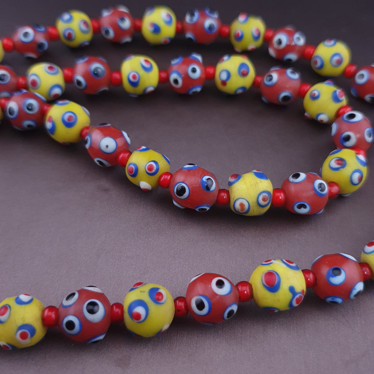 Collier de perles en verre de style vénitien antique, yeux de mouffette jaunes et rouges