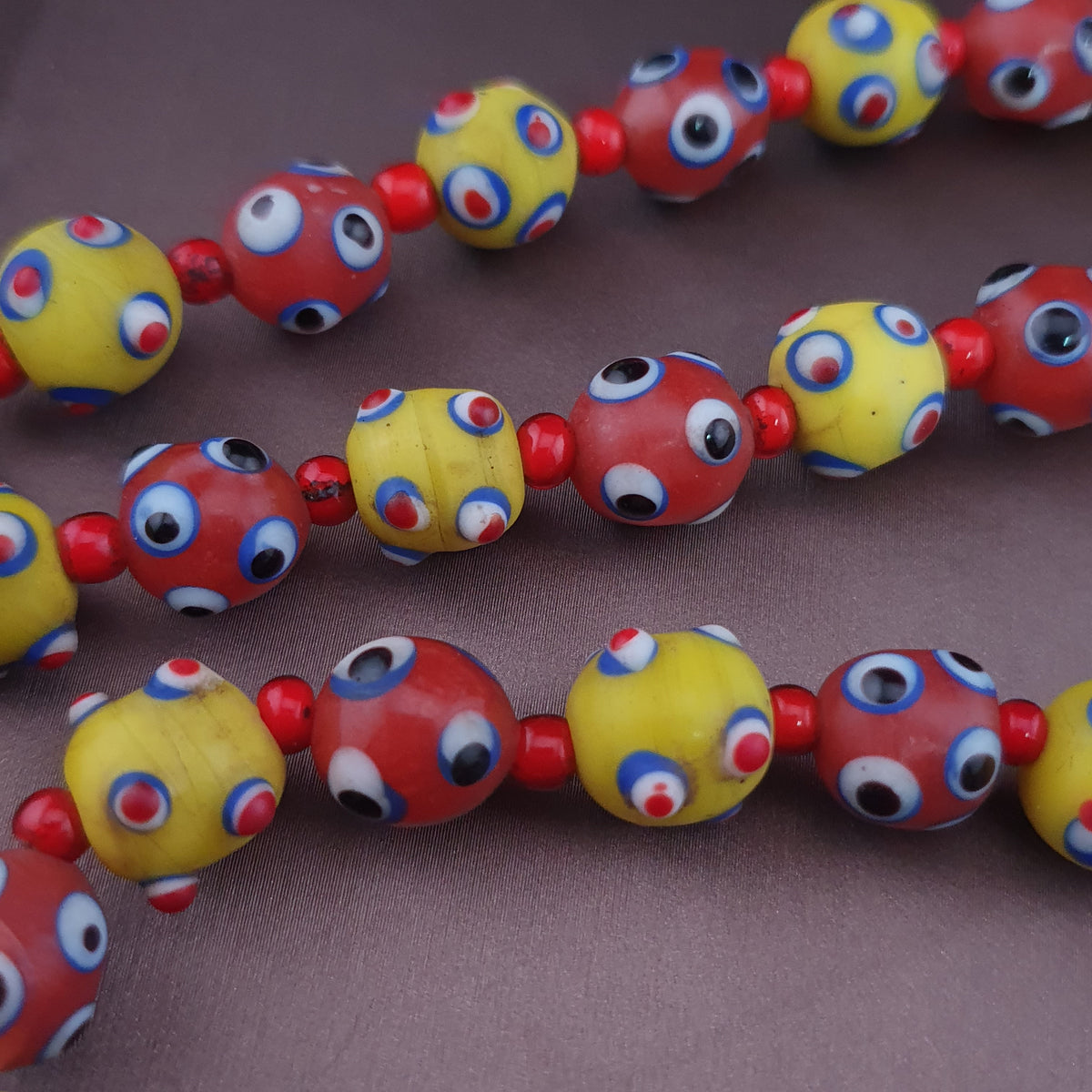 Collier de perles en verre de style vénitien antique, yeux de mouffette jaunes et rouges