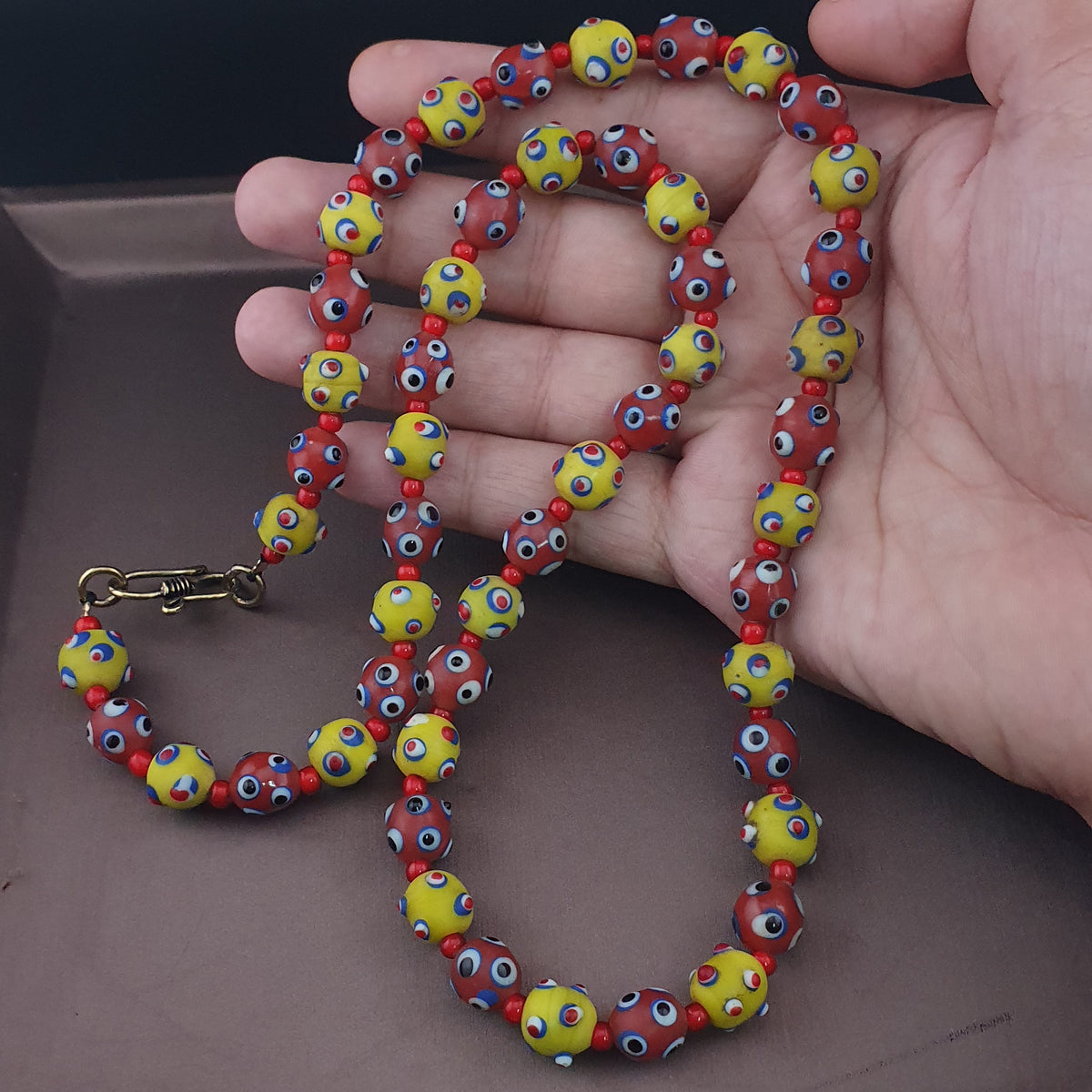 Collier de perles en verre de style vénitien antique, yeux de mouffette jaunes et rouges