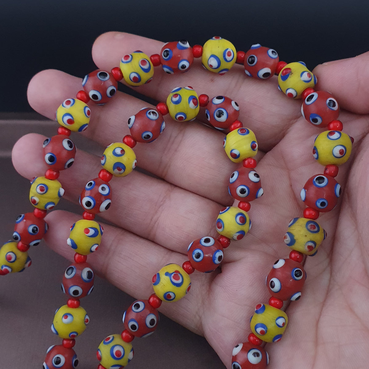 Collier de perles en verre de style vénitien antique, yeux de mouffette jaunes et rouges