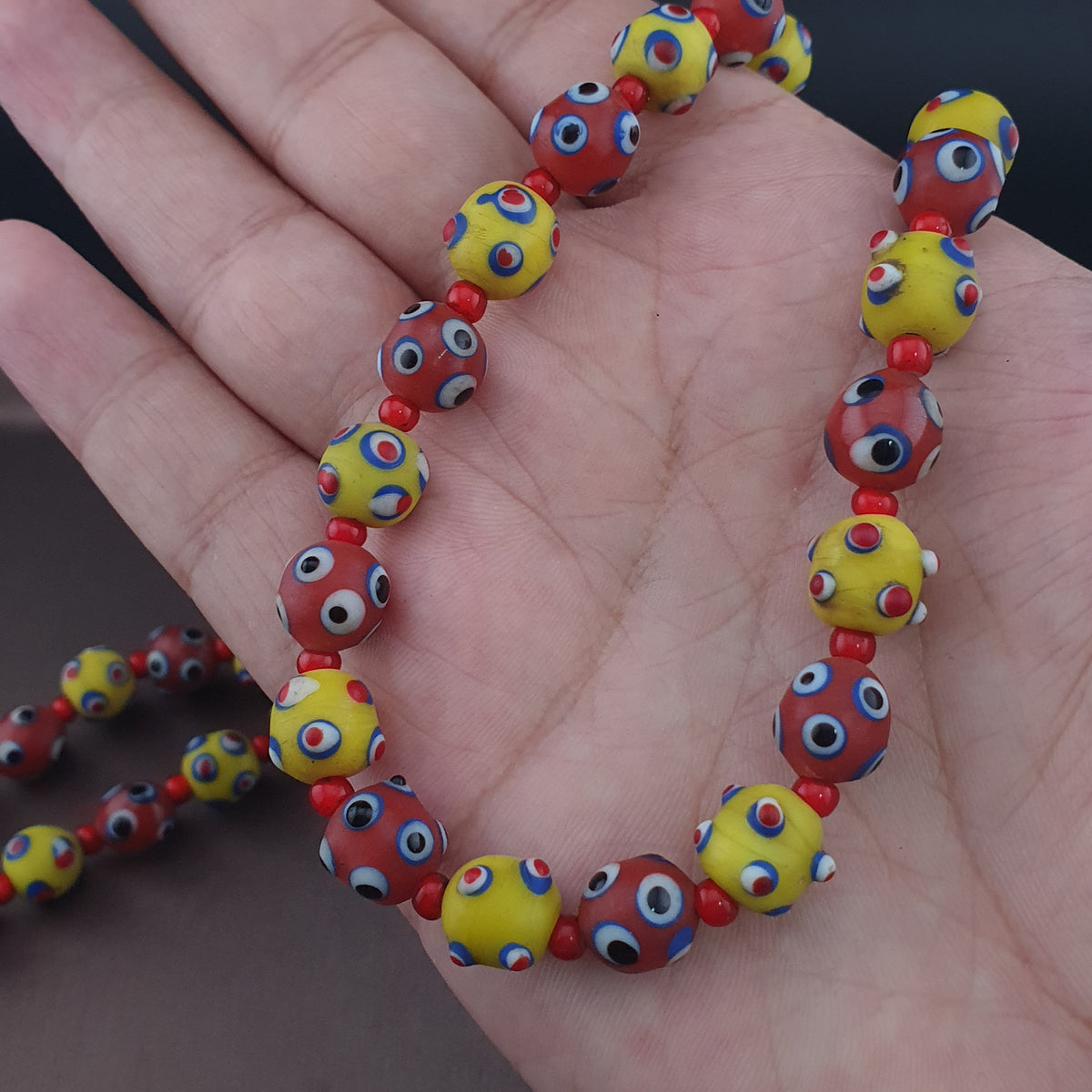 Collier de perles en verre de style vénitien antique, yeux de mouffette jaunes et rouges