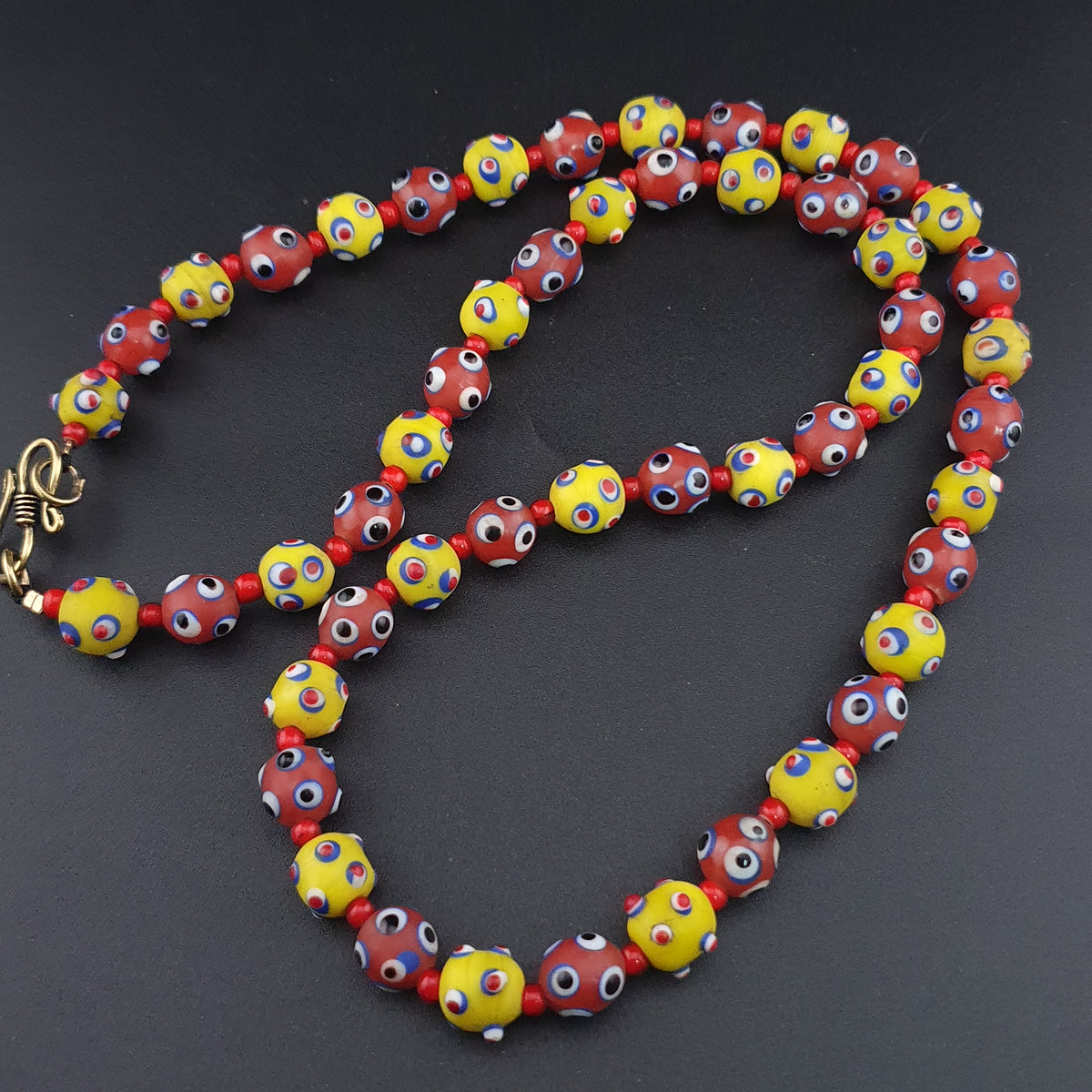 Collier de perles en verre de style vénitien antique, yeux de mouffette jaunes et rouges