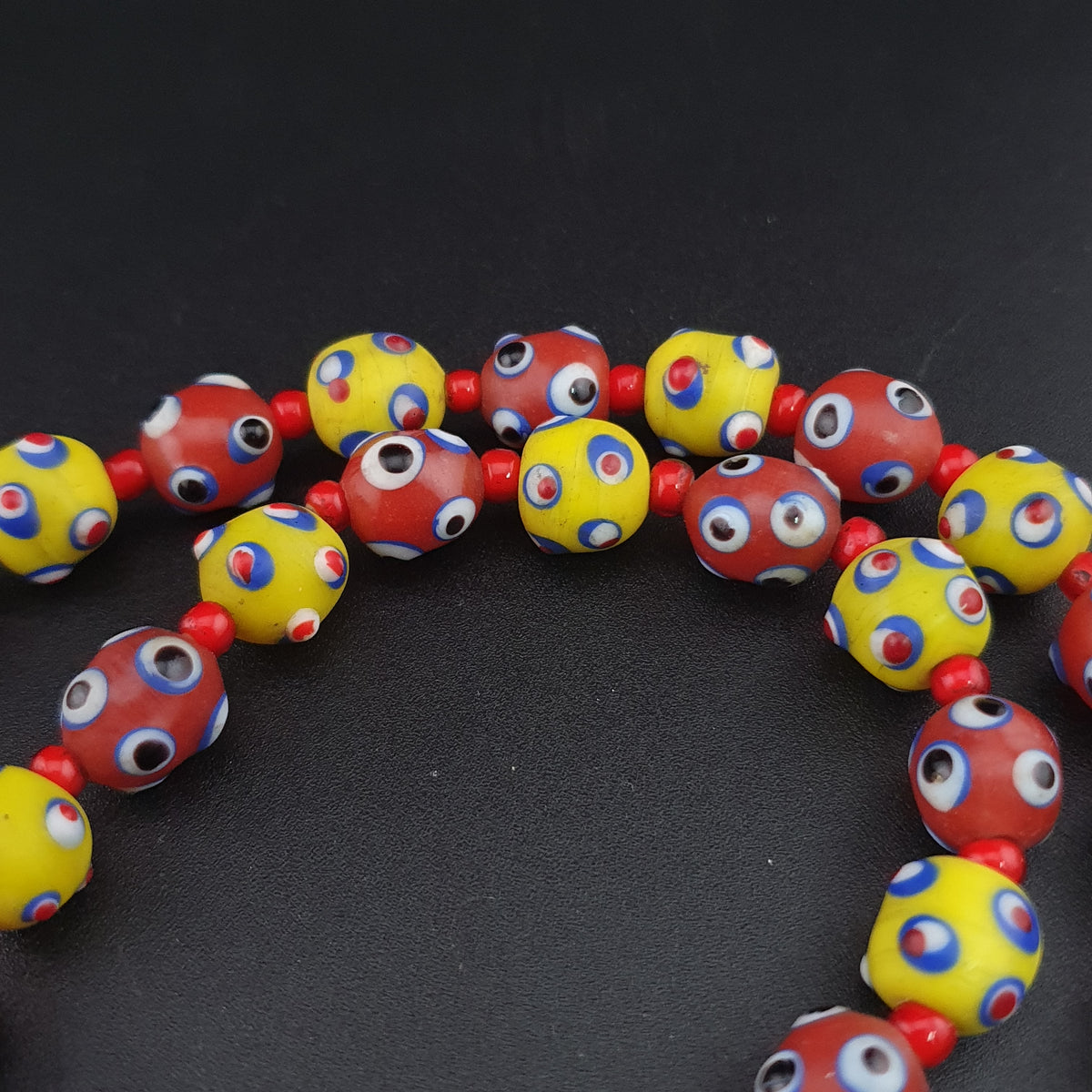 Collier de perles en verre de style vénitien antique, yeux de mouffette jaunes et rouges