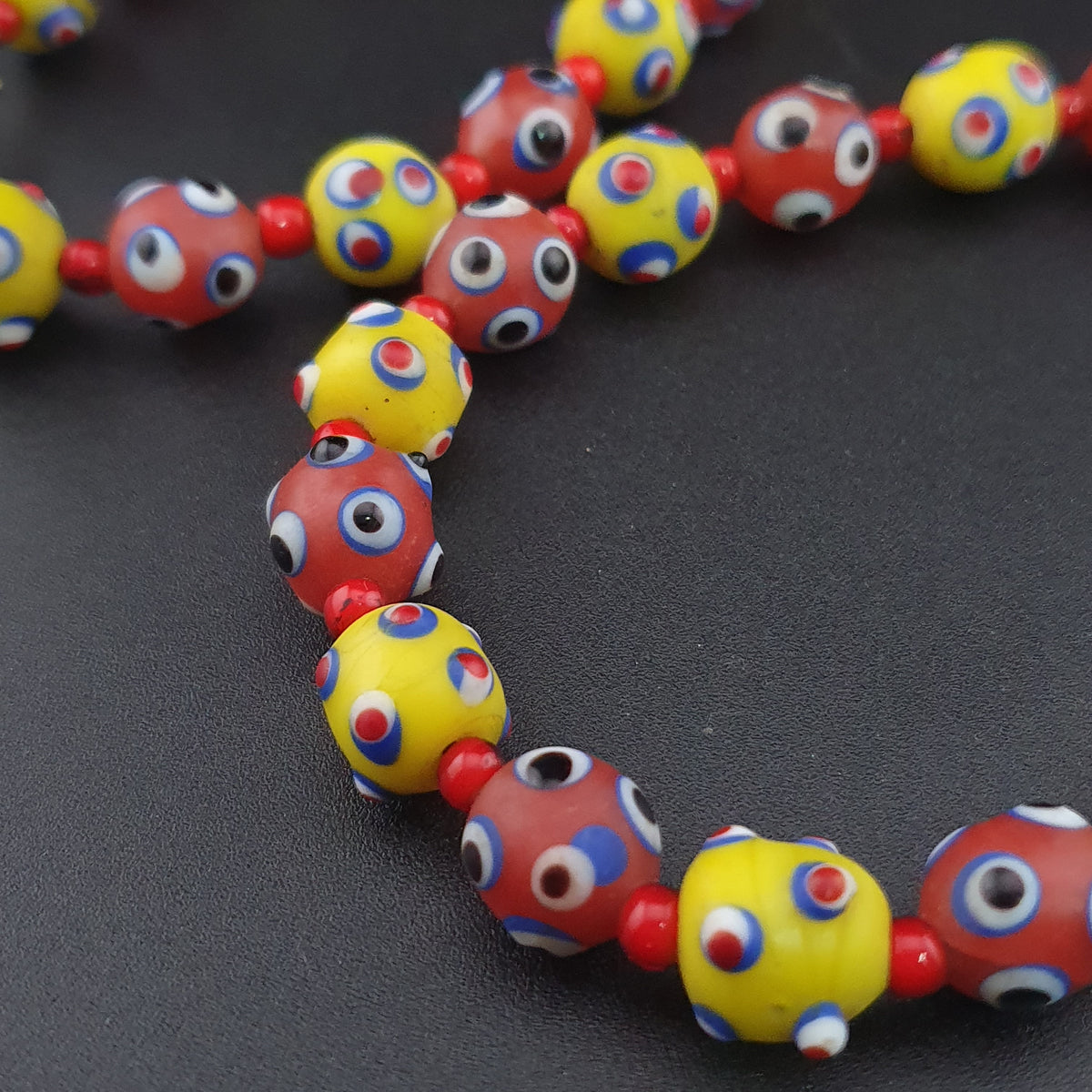 Collier de perles en verre de style vénitien antique, yeux de mouffette jaunes et rouges