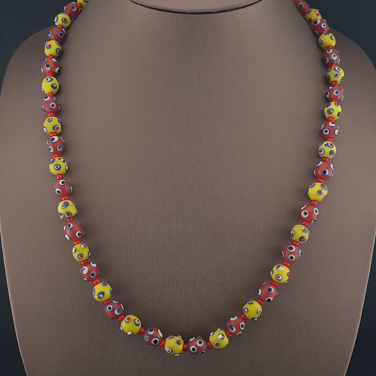Collier de perles en verre de style vénitien antique, yeux de mouffette jaunes et rouges