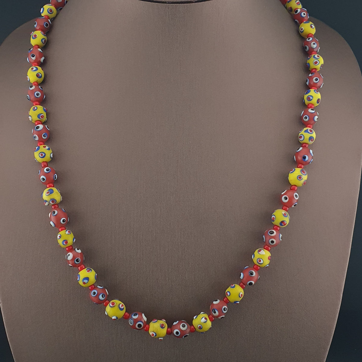 Collier de perles en verre de style vénitien antique, yeux de mouffette jaunes et rouges
