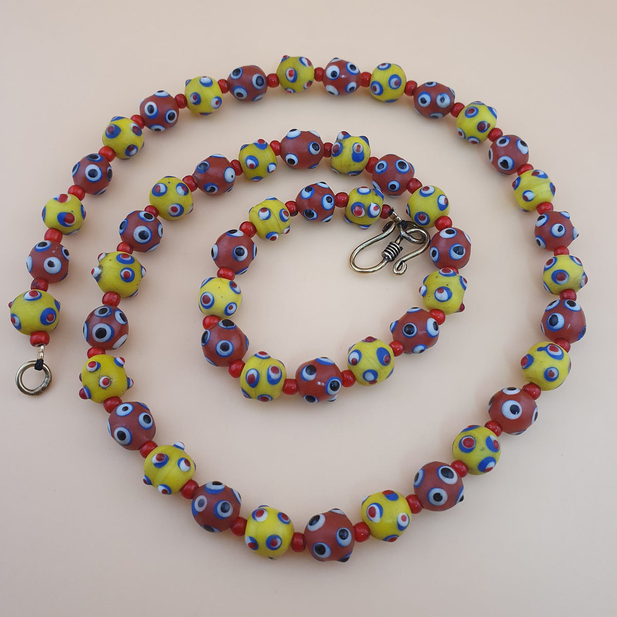 Collier de perles en verre de style vénitien antique, yeux de mouffette jaunes et rouges