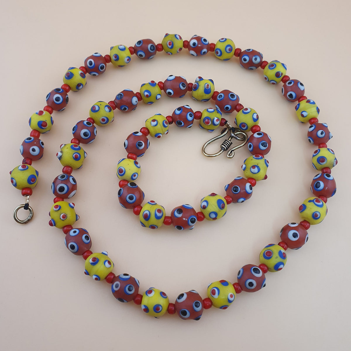 Collier de perles en verre de style vénitien antique, yeux de mouffette jaunes et rouges