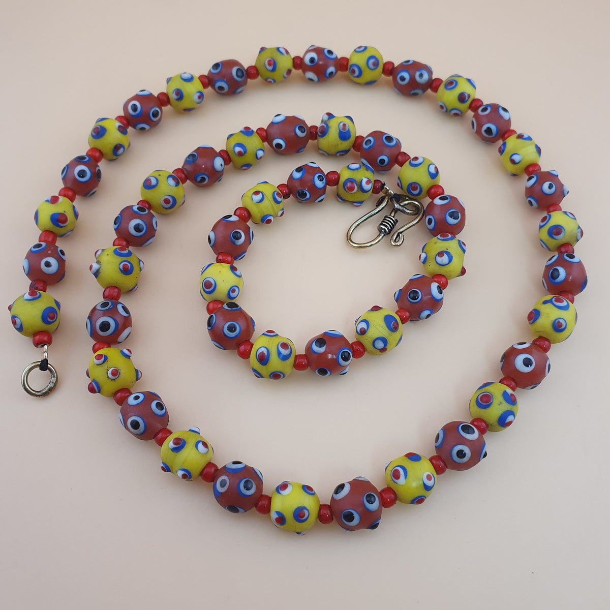Collier de perles en verre de style vénitien antique, yeux de mouffette jaunes et rouges