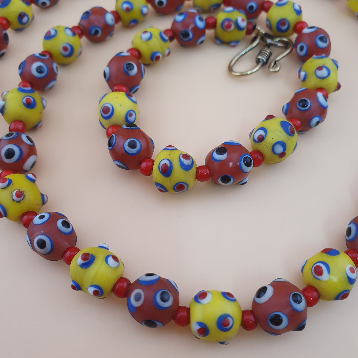 Collier de perles en verre de style vénitien antique, yeux de mouffette jaunes et rouges