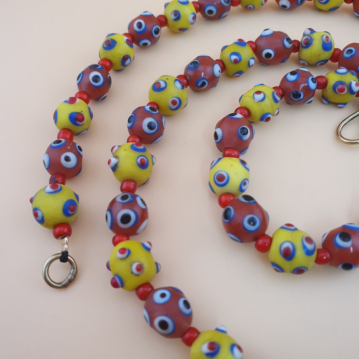 Collier de perles en verre de style vénitien antique, yeux de mouffette jaunes et rouges
