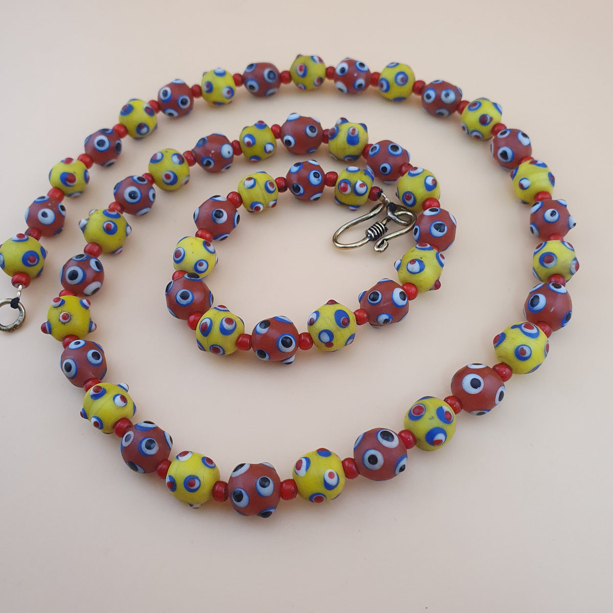 Collier de perles en verre de style vénitien antique, yeux de mouffette jaunes et rouges
