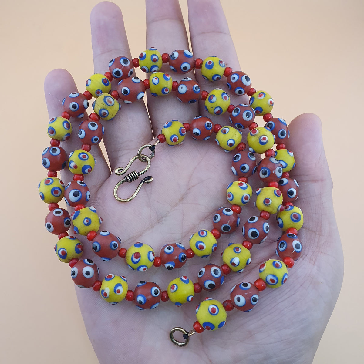 Collier de perles en verre de style vénitien antique, yeux de mouffette jaunes et rouges
