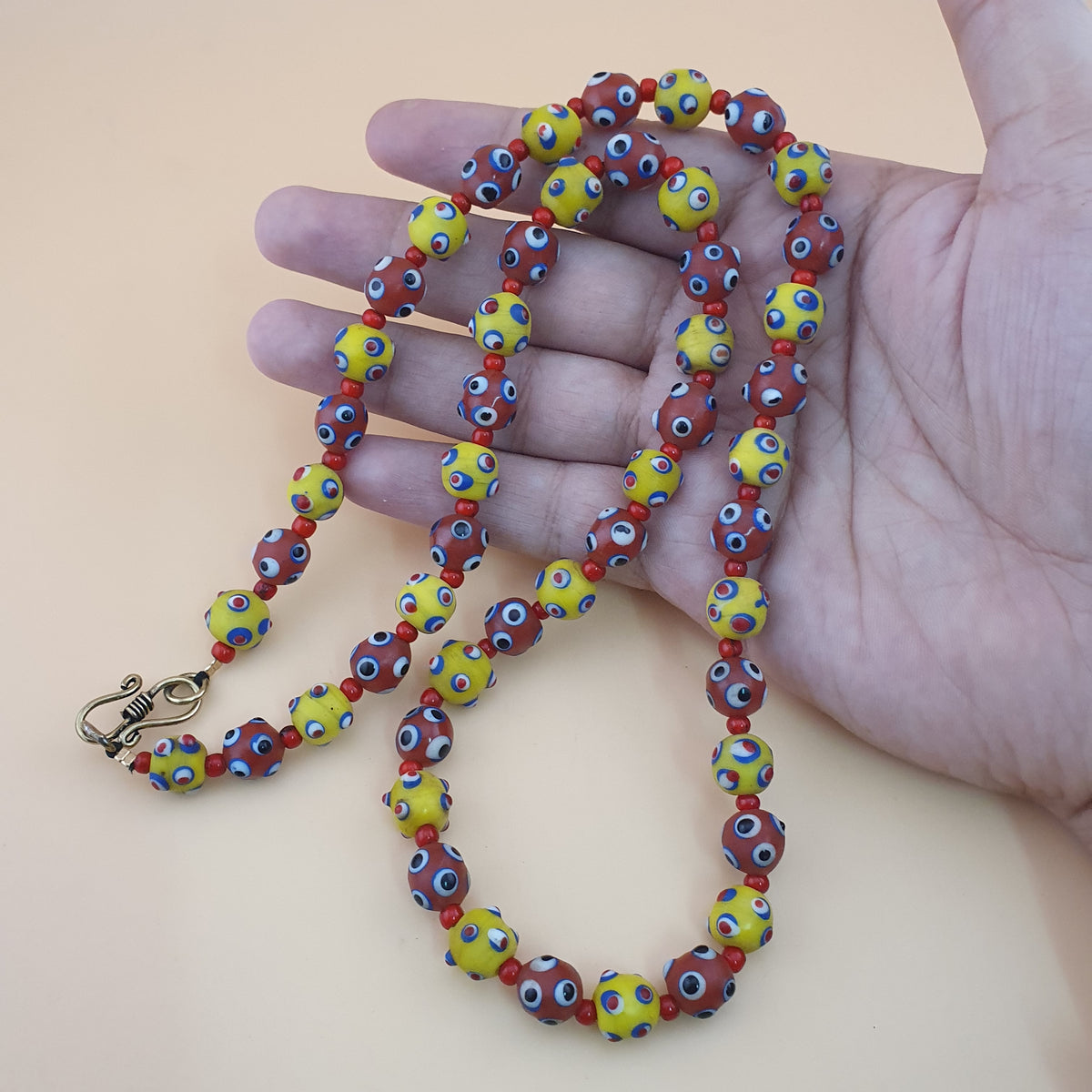 Collier de perles en verre de style vénitien antique, yeux de mouffette jaunes et rouges